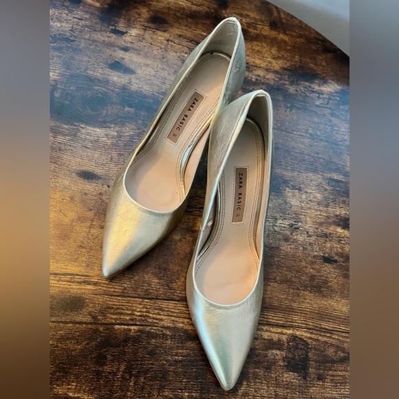 Zara Basic Collection | metallic gold pumps. Size: 37/6.5. - Picture 1 of 13